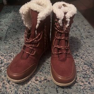 Brown DENALI fall boot in size 9